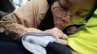 Bokep sma jilbab malaysia mesum nyepong dimobil siang hari