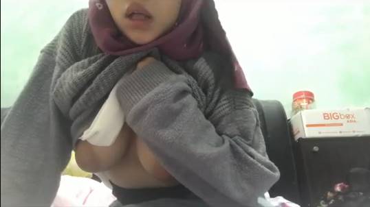 Bokep susu jilbab kacamata malay sange bulat